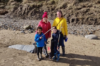 Family beach clean (c) Lisa O'Boyle