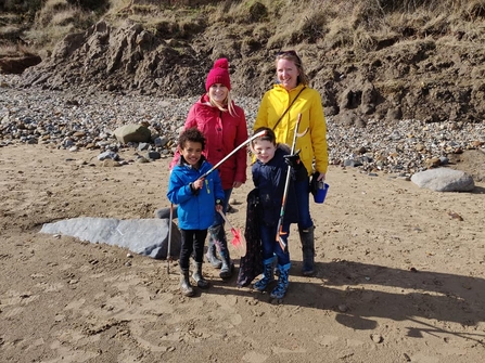 Family beach clean (c) Lisa O'Boyle