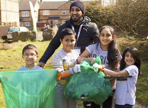 Litter picking credit Lauren Darn