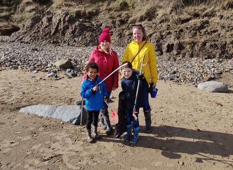 Family beach clean (c) Lisa O'Boyle